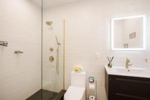 纽约Luxury 2BR Duplex 5min to Central Park的带淋浴、卫生间和盥洗盆的浴室
