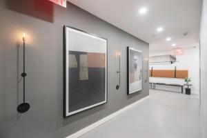 纽约Luxury 3BR Duplex w Private Patio in Upper East的墙上有两张大帧照片的走廊