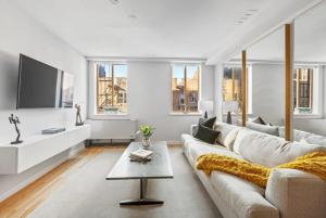 纽约3BR Penthouse with Massive Private Rooftop的带沙发和电视的白色客厅