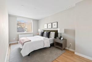 纽约3BR Penthouse with Massive Private Rooftop的白色的卧室设有一张大床和一个窗户