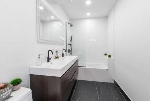 纽约3BR Penthouse with Massive Private Rooftop的白色的浴室设有水槽和淋浴。