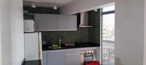 布宜诺斯艾利斯Valentin Gomez 3191的厨房配有白色橱柜和炉灶烤箱。
