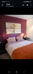 布宜诺斯艾利斯Valentin Gomez 3191的一间卧室配有一张大床和紫色墙壁