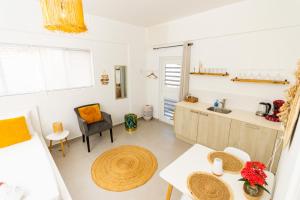 威廉斯塔德Studio Apartment Volterra Curacao的一个带水槽和桌子的厨房
