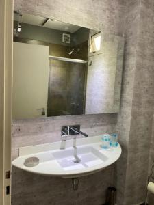 布宜诺斯艾利斯Valentin Gomez 3191的浴室设有白色水槽和镜子