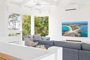 文森提亚Sunrise Point Beach House by Experience Jervis Bay的带沙发和电视的客厅