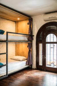 蒙得维的亚MedioMundo Hostel的带两张双层床和一扇门的房间