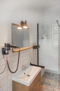 Neu GaarzNeu möbliertes 1 - Zimmerapartment mitten in der Natur的一间带水槽、淋浴和镜子的浴室