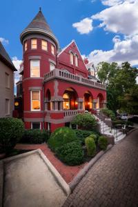 华盛顿斯旺之家住宿加早餐旅馆的街上有一座红色的大房子,上面有塔楼
