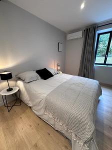 利勒达博La maison de Mounette的卧室设有一张白色大床和一扇窗户。