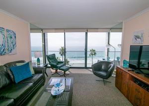 圣地亚哥卡普里岛海滩住宿酒店的客厅配有沙发、椅子和电视