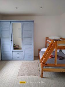 奥格雷Senlejas Apartamenti的一间卧室配有一张双层床和一个衣柜