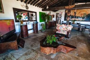 布希奥斯Casa Vista Espetacular de Búzios的客厅配有大电视和桌子