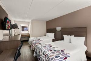 宾厄姆顿宾厄姆顿 - 约翰逊城红屋顶客栈的酒店客房配有两张床和一张书桌
