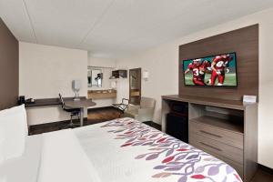宾厄姆顿宾厄姆顿 - 约翰逊城红屋顶客栈的酒店客房设有一间带一张床和一张书桌的卧室