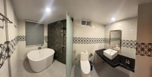 图杜Rihiveli Residence Thoddoo的带浴缸、盥洗盆和卫生间的浴室