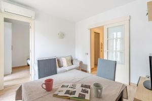 巴塞罗那Sagrada Familia Avenida Gaudi Views&cozy Lounge的白色的客厅配有桌子和沙发