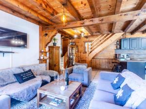 莫尔济讷Chalet Morzine, 5 pièces, 11 personnes - FR-1-754-16的带沙发和桌子的客厅