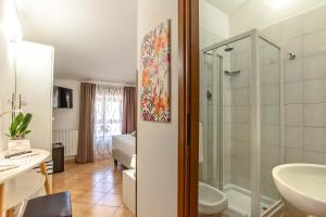 钱皮诺Plaza Rooms Ciampino的带淋浴和盥洗盆的浴室
