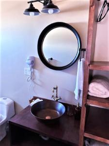 恩塞纳达港Grape Valley Old West Cabins的浴室设有水槽和墙上的镜子