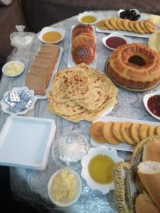 Maison d'hôte Riad Tounfite的一张桌子,上面有各种面包和其他食物