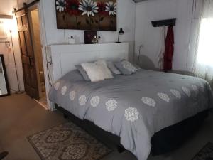 KempnerThe Butterfly Cabin with adjustable king-size bed.的一间卧室配有一张大床和枕头