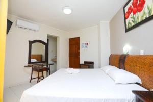 坎昆帕拉多尔酒店的一间卧室配有两张白色的床和镜子