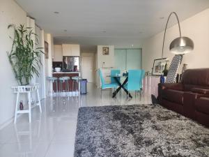悉尼Parramatta Shared Apartment的客厅配有沙发和桌椅