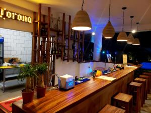 El Paredón Buena VistaKa´ana Surf的餐厅内的酒吧,配有木制台面