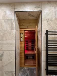 圣迈克尔隆高DAS MANFRED的一间客房内的步入式淋浴间,玻璃门