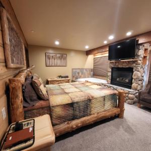 布埃纳维斯塔BuffaloPeaks Lodge的一间卧室设有一张大床和一个壁炉