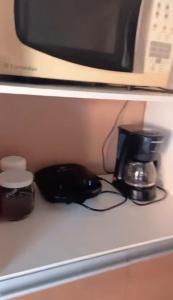 卡诺阿斯Hosthê compartilhados的厨房柜台配有咖啡壶和咖啡壶
