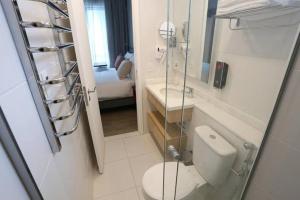 萨尔瓦多Apartamento Mondial Salvador的一间带卫生间、水槽和镜子的浴室