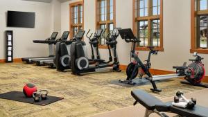 布雷肯里奇Exquisite Upscale Oasis · Ski Resort的健身室配有跑步机和健身自行车