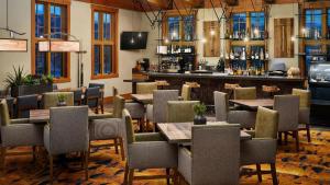 布雷肯里奇Exquisite Upscale Oasis · Ski Resort的一间带桌椅的餐厅和一间酒吧