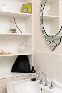 亚历山德拉Summerlands - Country Luxe的浴室水槽配有镜子和1瓶肥皂