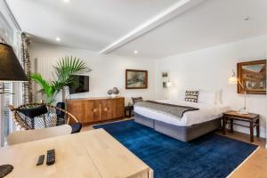 奥克兰Gorgeous Herne Bay Pied Terre - Auckland Central的一间卧室配有一张特大号床和一张桌子