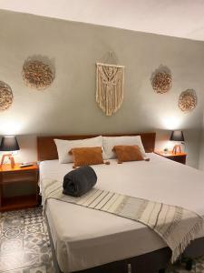 奇琴伊察CASA VICTORIA的一间卧室配有两张床、两张桌子和两盏灯。