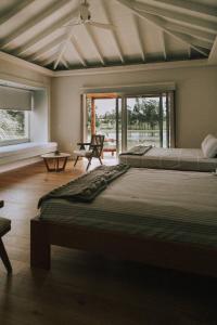 何塞伊格纳西奥Estancia Santa Cruz的一间设有两张床和窗户的大卧室
