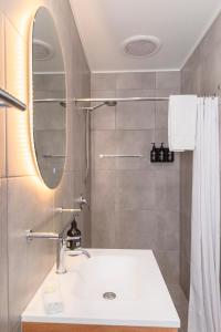 鲍恩棕榈景致度假公寓酒店的一间带水槽和镜子的浴室