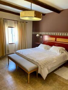 拉基亚卡雷富吉德索尔宾馆的一间卧室配有一张大床,内有长凳