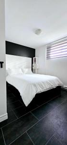 Sainte Brigitte de LavalSuperbe propriété moderne en nature的一间卧室配有一张带白色床单的大床