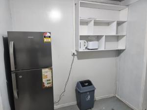YangorGoodWorks Accommodation的厨房配有冰箱和垃圾桶