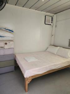 YangorGoodWorks Accommodation的小房间的小床,配有床垫
