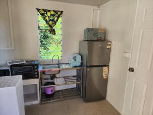 YangorGoodWorks Accommodation的厨房配有冰箱、水槽和窗户。