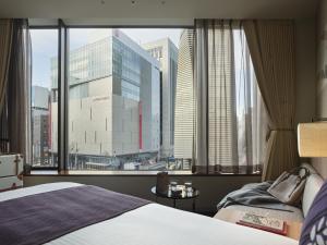 东京千禧 三井花园饭店 东京 / 银座的卧室设有大窗户,享有城市美景