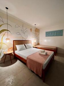 帕拉库鲁Villa Parazinho的酒店客房设有两张床和一张桌子。