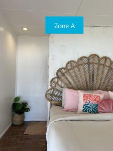 库德岛库德岛暹罗海滩度假村的一间卧室配有一张带可吸烟床头板的床