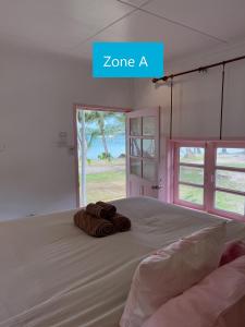 库德岛库德岛暹罗海滩度假村的一间卧室配有一张大床和毛巾
