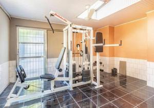 阿雷格里港Linda casa Assunção com Piscina Aquecida的健身房,带跑步机的健身房